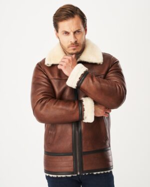 kożuch męski w brązowym kolorze z białym futrem przy kołnierzu i zapięciem na zamek