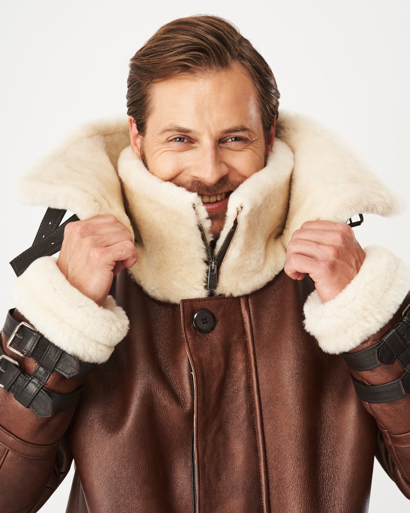 Kożuch męski w kolorze brązowym z białym futrzanym kołnierzem i regulowanymi paskami na rękawach