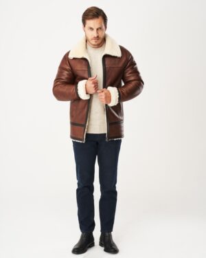 Kożuch męski w brązowym kolorze z futrzanym kołnierzem i mankietami, zapinany na zamek