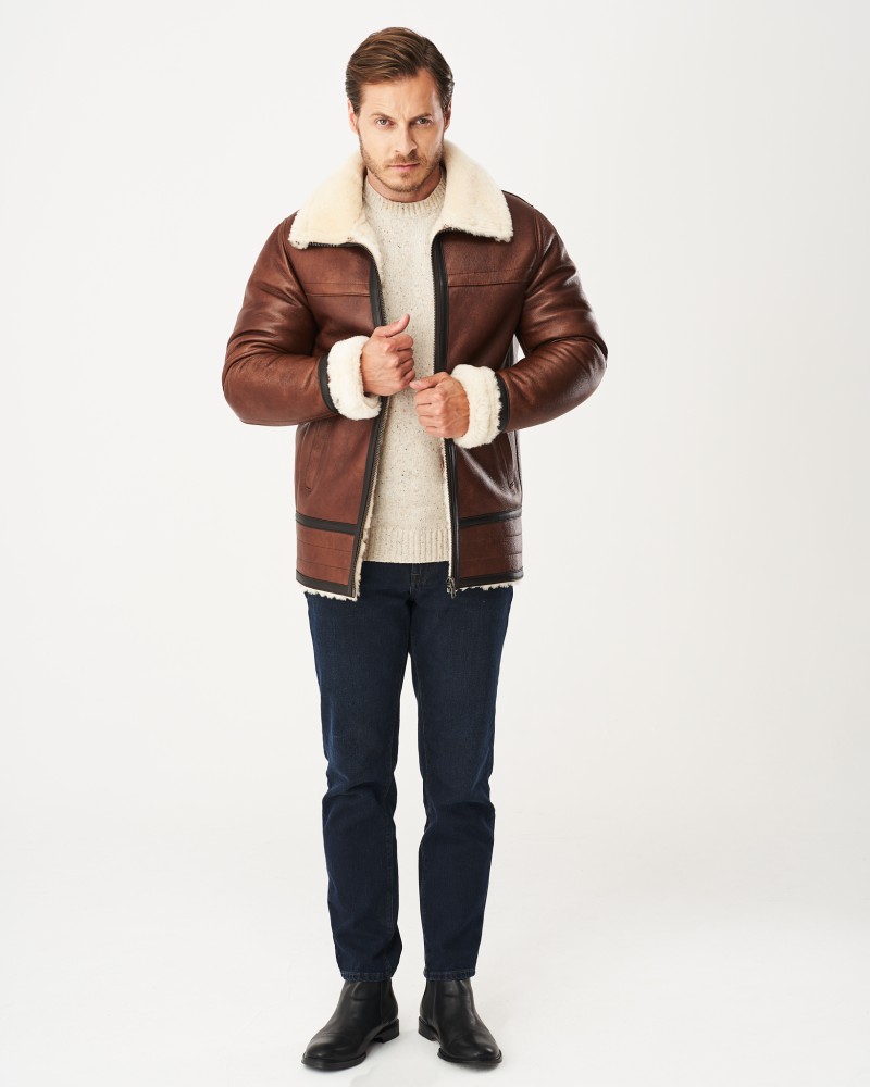 Kożuch męski w brązowym kolorze z futrzanym kołnierzem i mankietami, zapinany na zamek