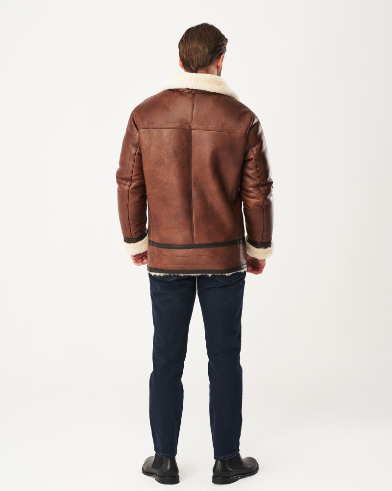 Męski kożuch w brązowym kolorze z futrzanym kołnierzem i prostym krojem, idealny na zimowe dni