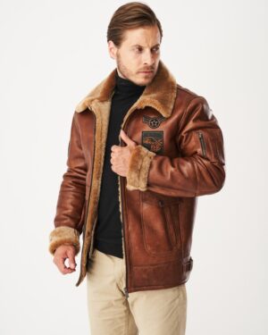 Kożuch męski w kolorze brązowym z futrzanym kołnierzem i ozdobnymi naszywkami na piersi