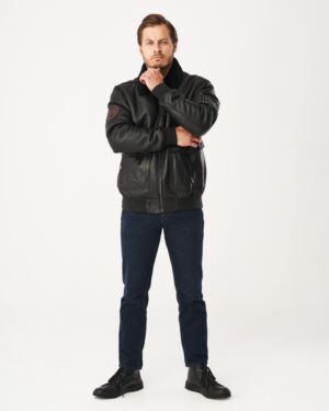 Kożuch męski w kolorze czarnym z kołnierzem, kieszeniami i zamkiem błyskawicznym