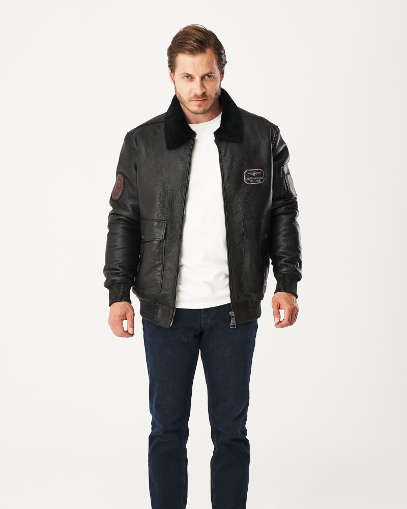 Kożuch męski w kolorze czarnym z kołnierzem futrzanym i naszywkami na rękawach