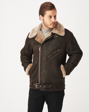 Kożuch męski w kolorze brązowym z futrzanym kołnierzem i pasem, idealny na zimowe dni