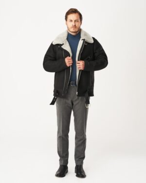 kożuch męski w czarnym kolorze z szarym futrem, z zamkiem i regulowanym paskiem w talii