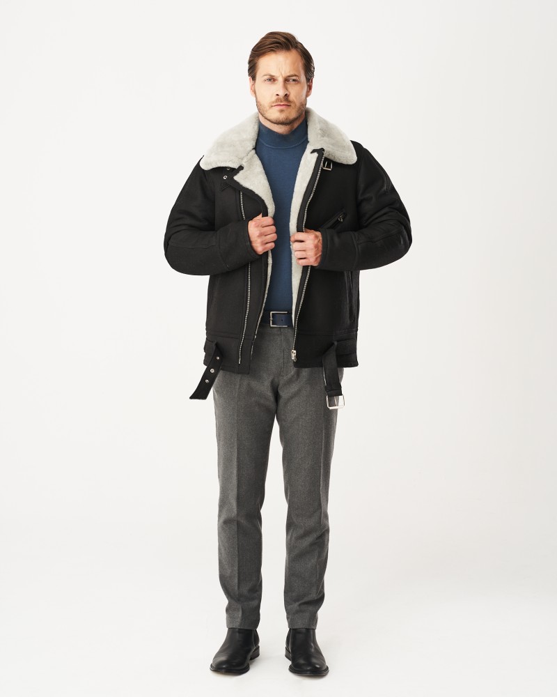 kożuch męski w czarnym kolorze z szarym futrem, z zamkiem i regulowanym paskiem w talii
