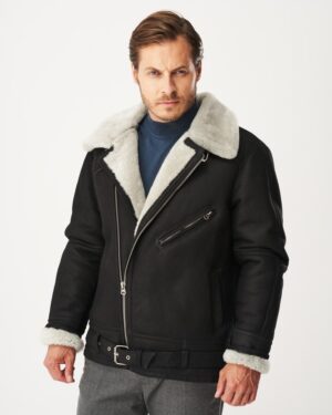 Czarny kożuch męski z szarym futrzanym kołnierzem, zapinany na zamek, z paskiem w talii i kieszeniami na suwak