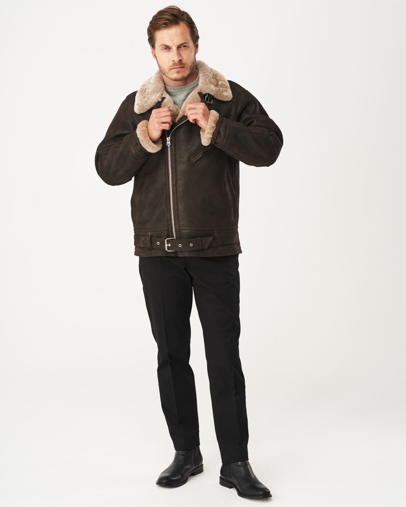 Męski kożuch w kolorze ciemnobrązowym z futrzanym kołnierzem i zamkiem błyskawicznym