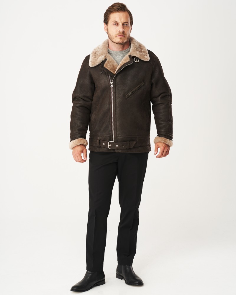 Męski kożuch w kolorze ciemnobrązowym z futrzanym kołnierzem i paskiem w talii