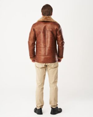 Męski kożuch w brązowym kolorze z futrzanym kołnierzem i prostym krojem, idealny na zimowe dni