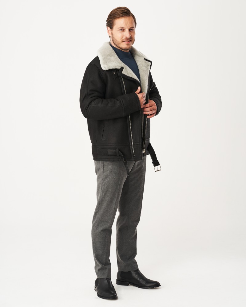 Czarny kożuch męski z szarym futrzanym kołnierzem i zamkiem, idealny na zimowe dni