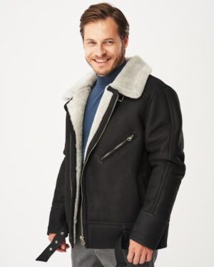 Kożuch męski w kolorze czarnym z szarym futrem, z zamkiem i kieszeniami na suwak