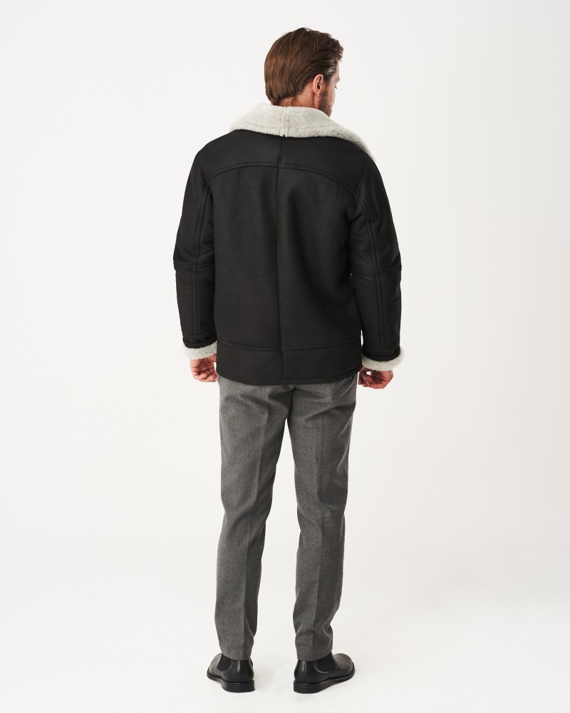 Męski kożuch w kolorze czarnym z białym futrzanym kołnierzem i prostym krojem, idealny na zimowe dni