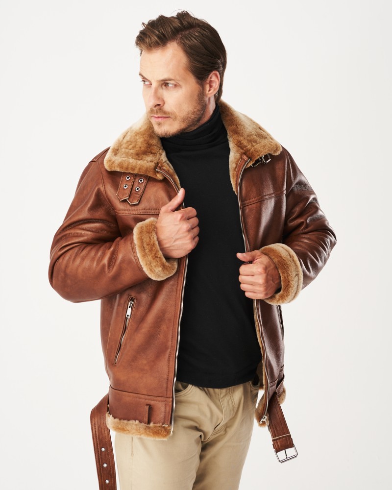 Kożuch męski w brązowym kolorze z futrzanym kołnierzem i dodatkowymi zapięciami na ramionach