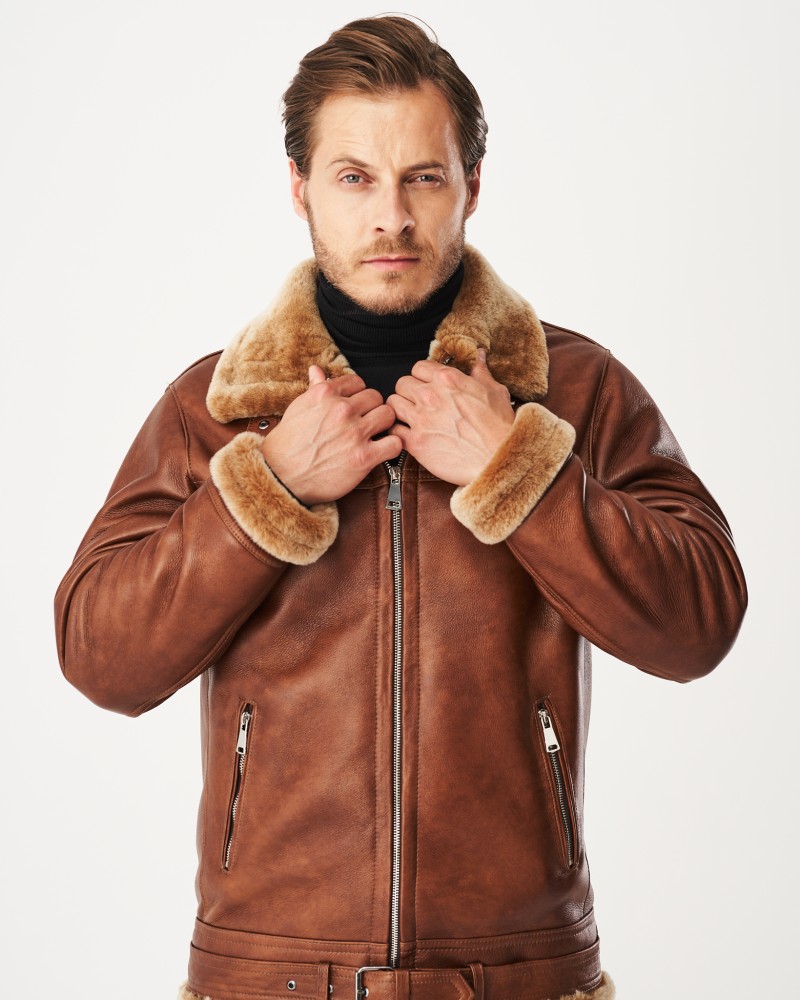 Kożuch męski w brązowym kolorze z futrzanym kołnierzem i zamkiem błyskawicznym