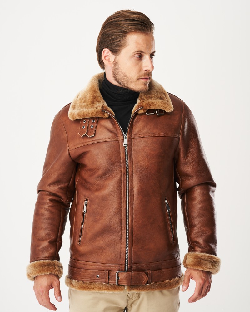 Kożuch męski w brązowym kolorze z futrzanym kołnierzem i ozdobnym paskiem w talii