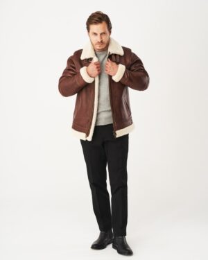 Kożuch męski w kolorze brązowym z białym futrem, zapięcie na zamek, klasyczny krój i kołnierz