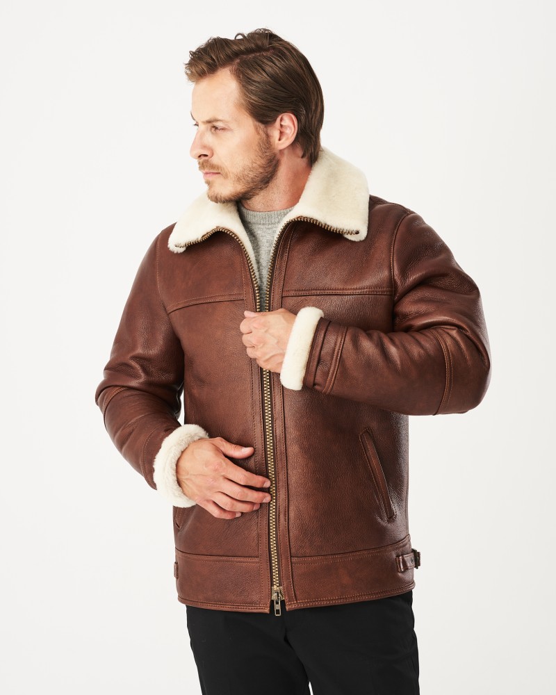 Kożuch męski w brązowym kolorze z białym futrzanym kołnierzem i zamkiem błyskawicznym