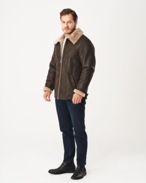 kożuch męski w kolorze brązowym z futrzanym kołnierzem i zamkiem błyskawicznym