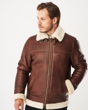 Kożuch męski w brązowym kolorze z futrzanym kołnierzem i zamkiem błyskawicznym