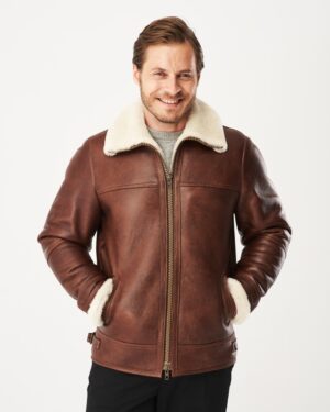 Kożuch męski w brązowym kolorze z futrzanym kołnierzem i kieszeniami z przodu