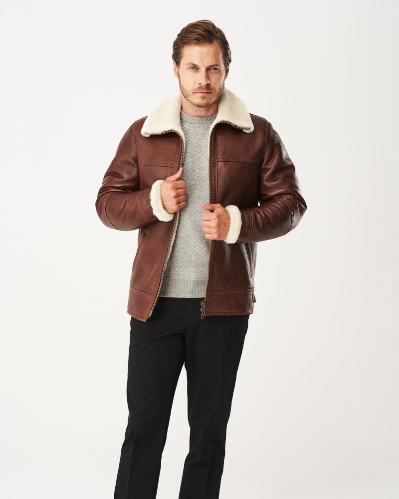 Kożuch męski w brązowym kolorze z białym futrzanym kołnierzem i mankietami