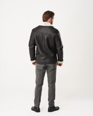 Kożuch męski w kolorze czarnym z białym futrzanym kołnierzem i eleganckim krojem