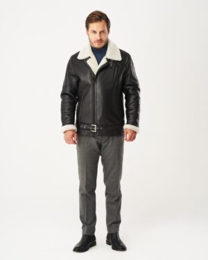 Kożuch męski w czarnym kolorze z białym futrzanym kołnierzem i paskiem w talii