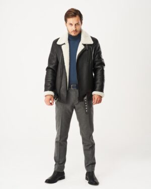 Kożuch męski w kolorze czarnym z białym futrzanym kołnierzem i zamkiem błyskawicznym