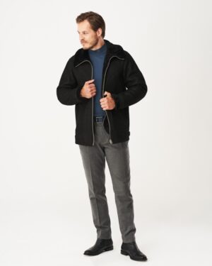 Męski kożuch w kolorze czarnym z futrzanym kołnierzem i zamkiem błyskawicznym, idealny na zimowe dni