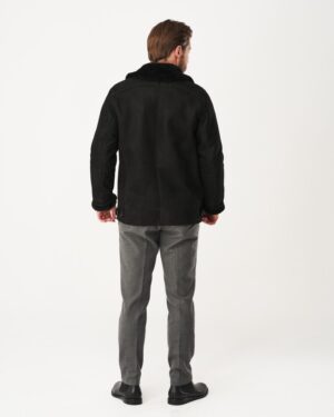 Czarny kożuch męski z miękkim kołnierzem, w klasycznym kroju, idealny na zimowe dni