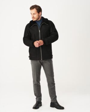 Czarny kożuch męski z miękkim kołnierzem i zamkiem, idealny na zimowe dni