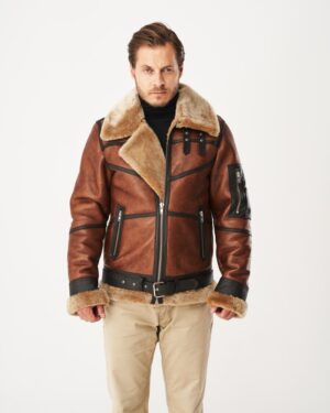 Kożuch męski w brązowym kolorze z futrzanym kołnierzem i paskiem w talii