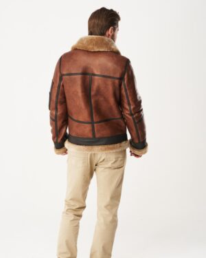 Kożuch męski w kolorze camel-karmel z futrzanym kołnierzem i detalami w czarnym kolorze