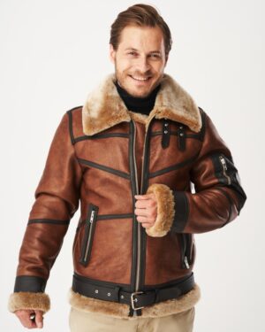 Kożuch męski w brązowym kolorze z futrzanym kołnierzem i detalami w czerni