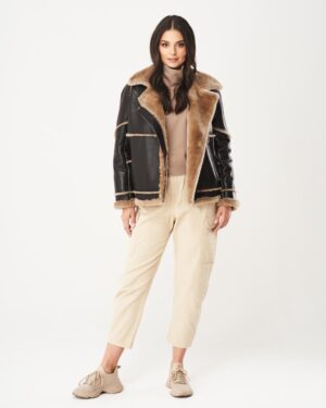 Kożuch damski w brązowym kolorze z beżowym futrem, z zapięciem na suwak i szerokim kołnierzem