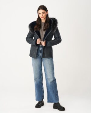 Kożuch damski w kolorze granatowym z futrzanym kapturem i zapięciem na zamek