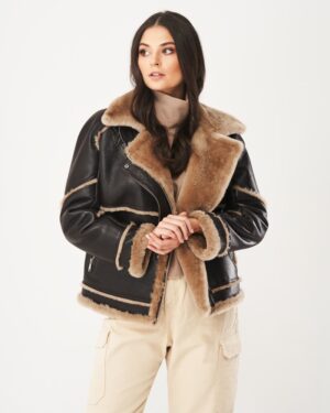 Brązowy kożuch damski z futrzanym kołnierzem i wykończeniem, zapinana na zamek, idealna na zimowe dni