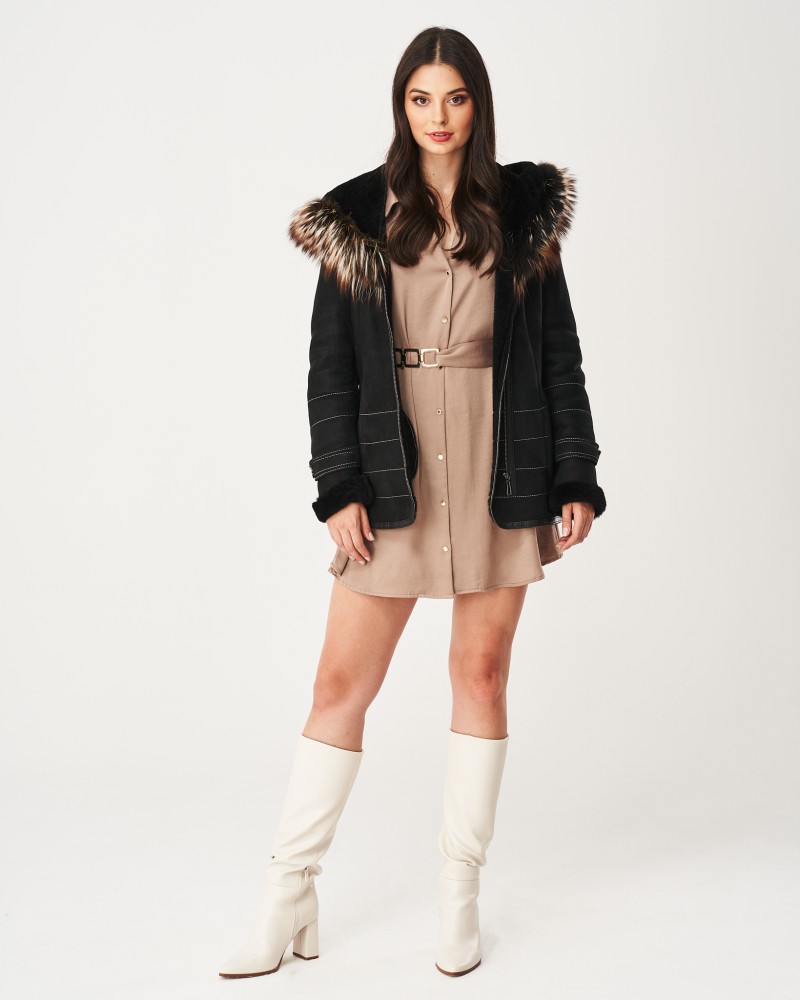 Czarny kożuch damski z kapturem, ozdobiony futrzanym wykończeniem i paskiem w talii