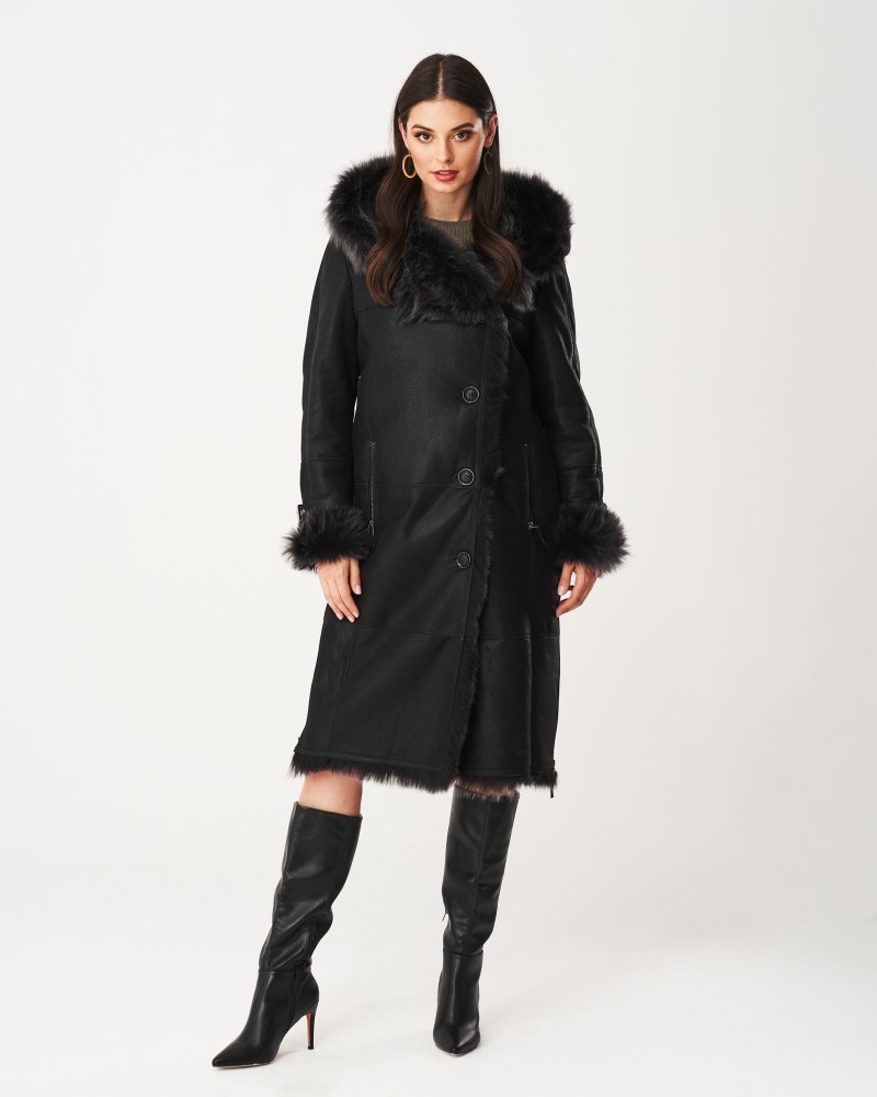 Czarny kożuch damski z futrzanym kapturem i rękawami, ozdobiony guzikami, idealny na zimowe dni