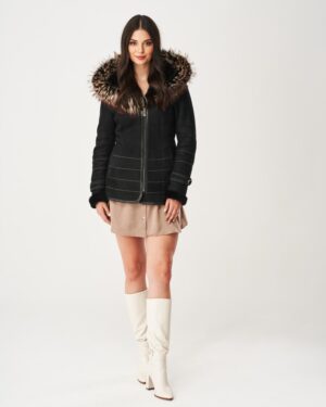 Czarny kożuch damski z futrzanym kapturem, zapinany na zamek, z ozdobnym przeszyciem i szerokimi rękawami