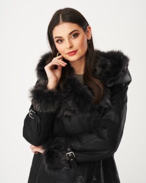 Czarna kurtka skórzana damska z futrzanym kołnierzem i eleganckimi zapięciami na rękawach