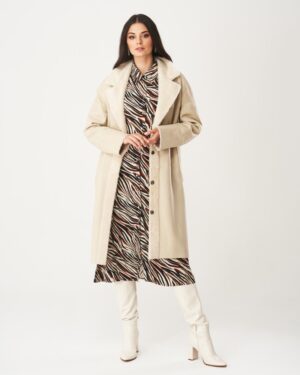 Kożuch damski w jasnym kolorze z szerokim kołnierzem i guzikami, idealny na zimowe dni