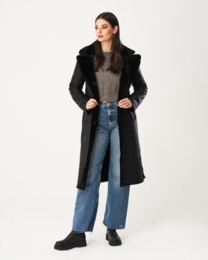 Czarny kożuch damski z dużym kołnierzem, zapinany na guziki, idealny na zimowe dni