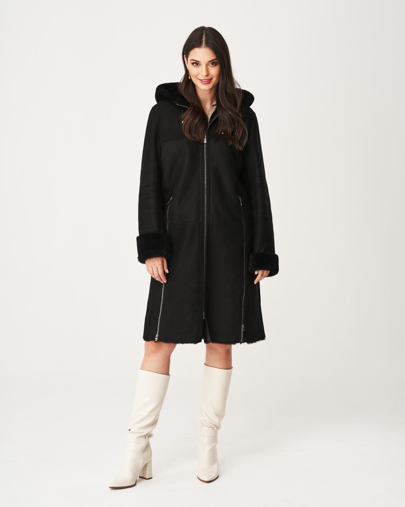 Czarny kożuch damski z kapturem, ozdobnymi suwakami i futrzanymi mankietami, idealny na zimowe dni