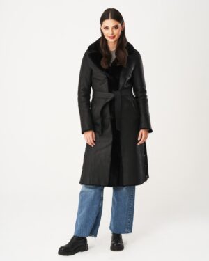 Czarny kożuch damski z szerokim kołnierzem i paskiem w talii, idealny na zimowe dni