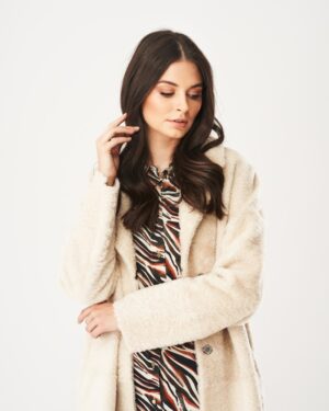 Kożuch damski w kolorze ecru, z miękkim futrem, długim krojem i kołnierzem, idealny na zimowe dni