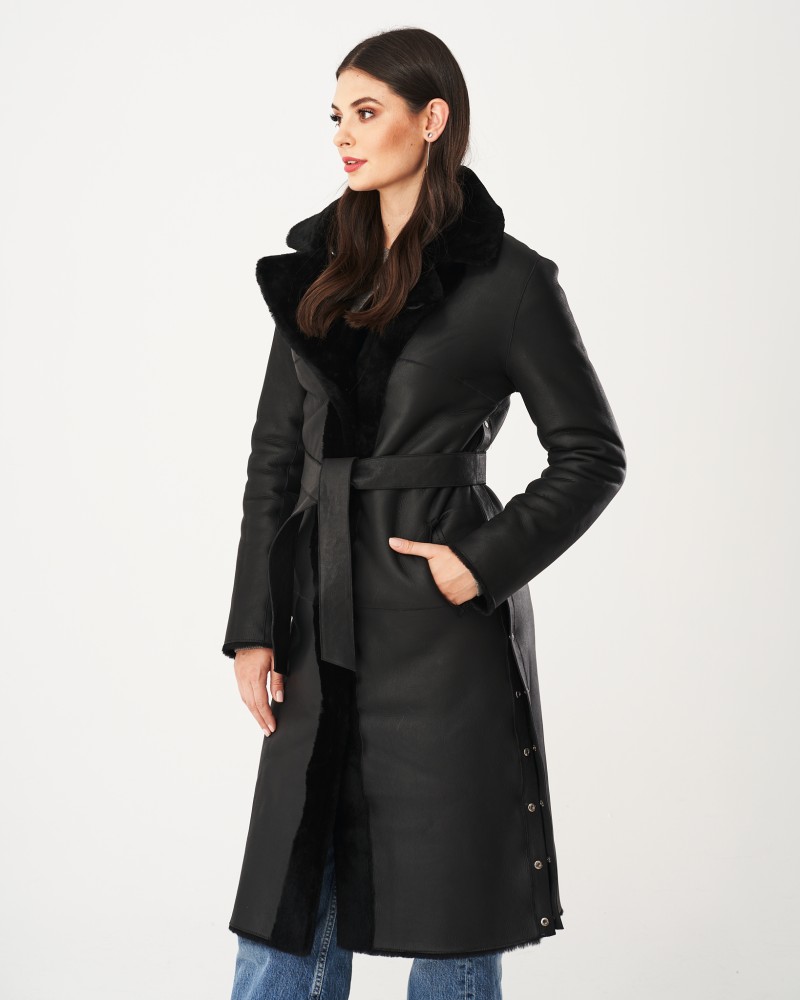 Czarny kożuch damski z szerokim kołnierzem, paskiem w talii i guzikami po bokach
