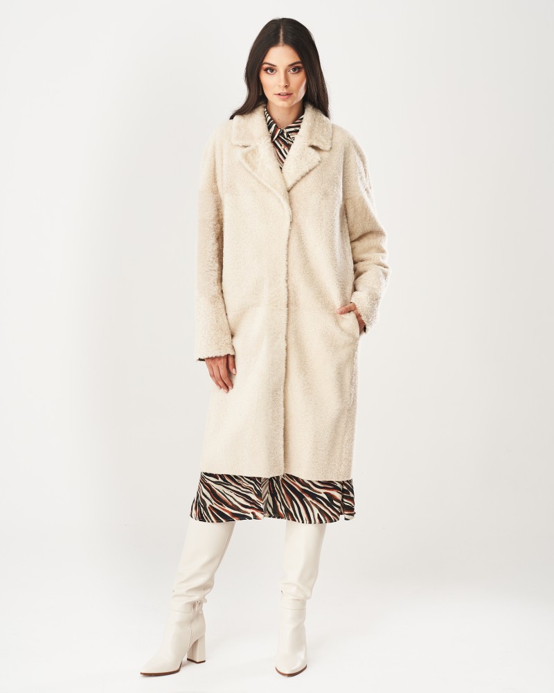 Kożuch damski w jasnym kolorze z klasycznym kołnierzem i kieszeniami, idealny na zimowe dni